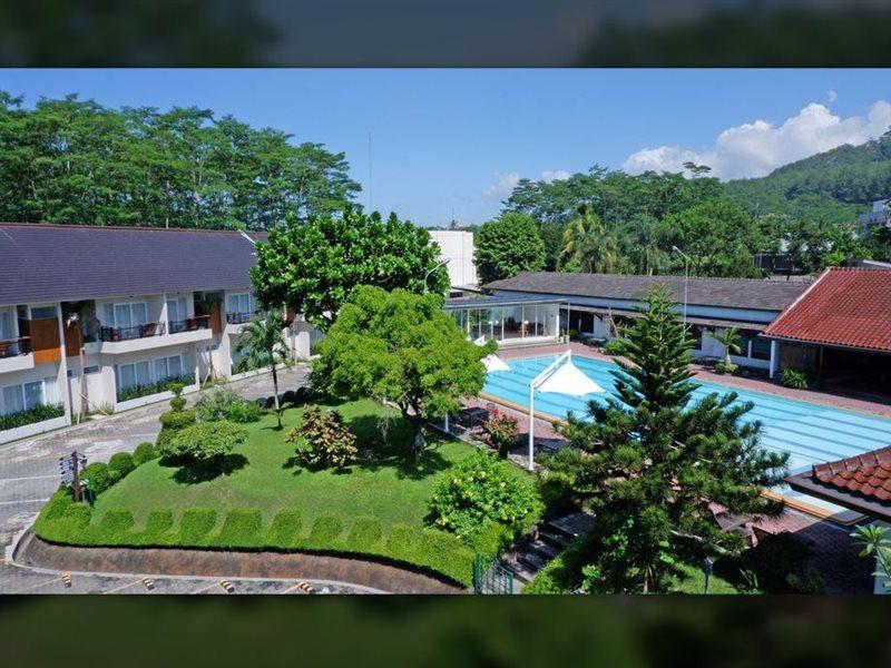Front One Resort Magelang Esterno foto