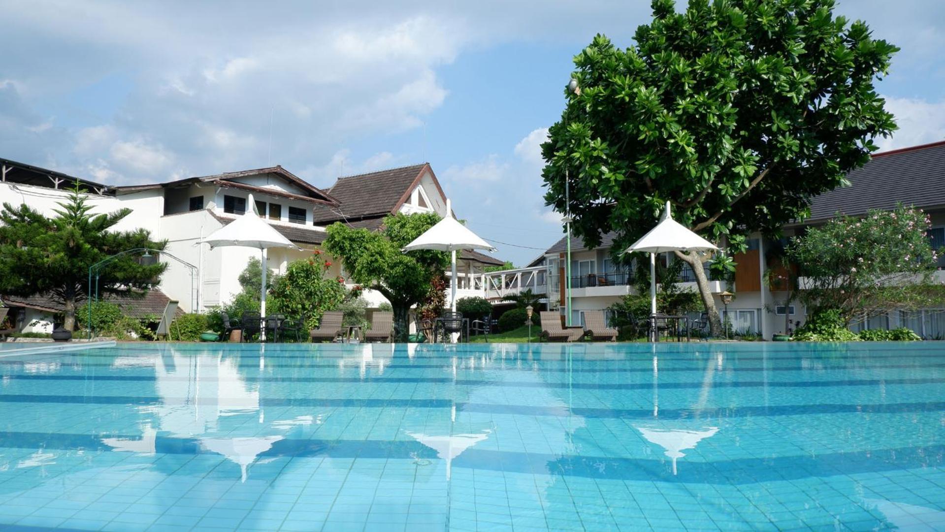 Front One Resort Magelang Esterno foto