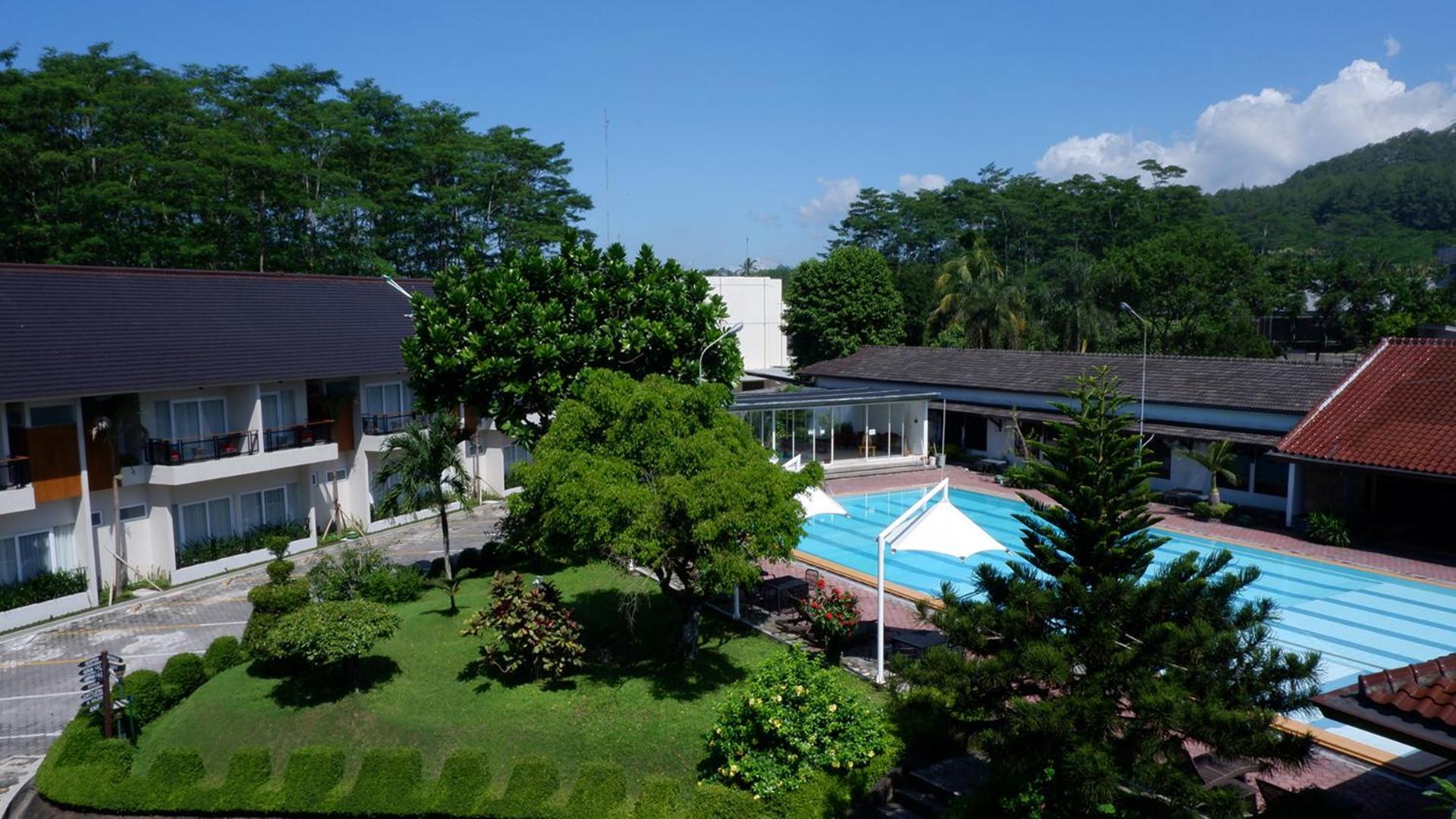 Front One Resort Magelang Esterno foto