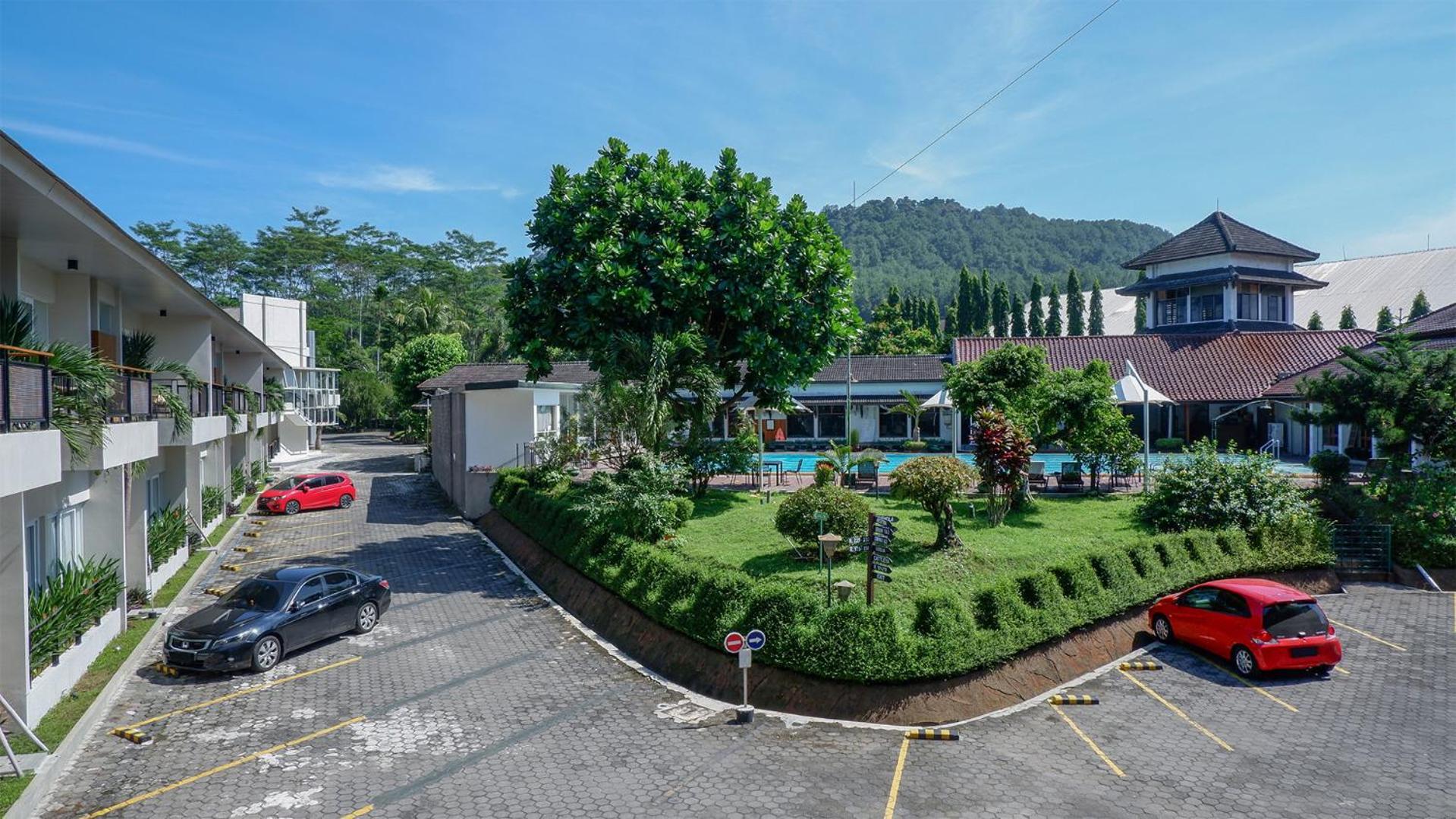 Front One Resort Magelang Esterno foto