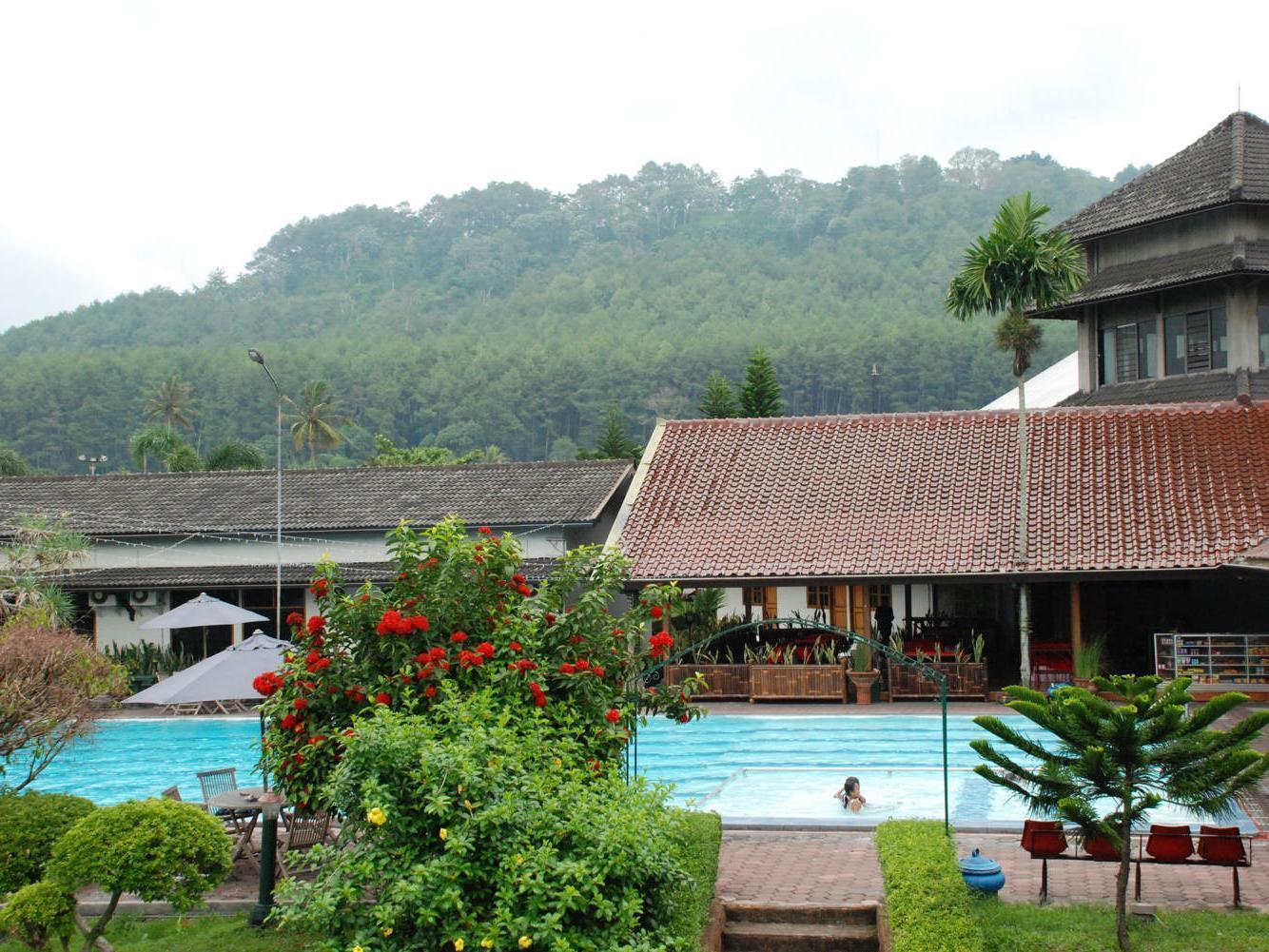 Front One Resort Magelang Esterno foto
