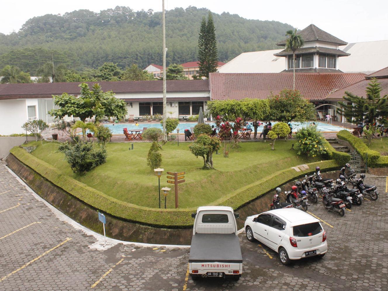 Front One Resort Magelang Esterno foto