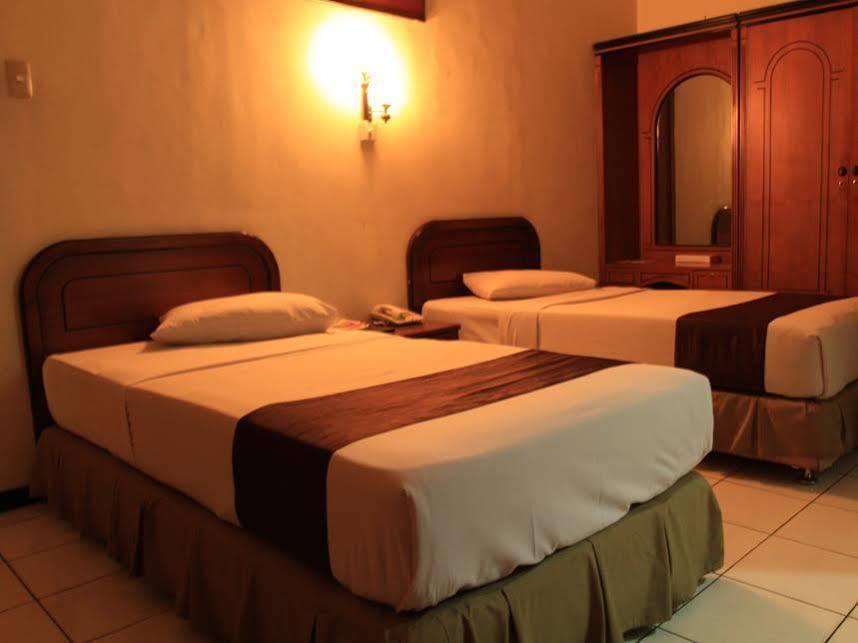 Front One Resort Magelang Esterno foto